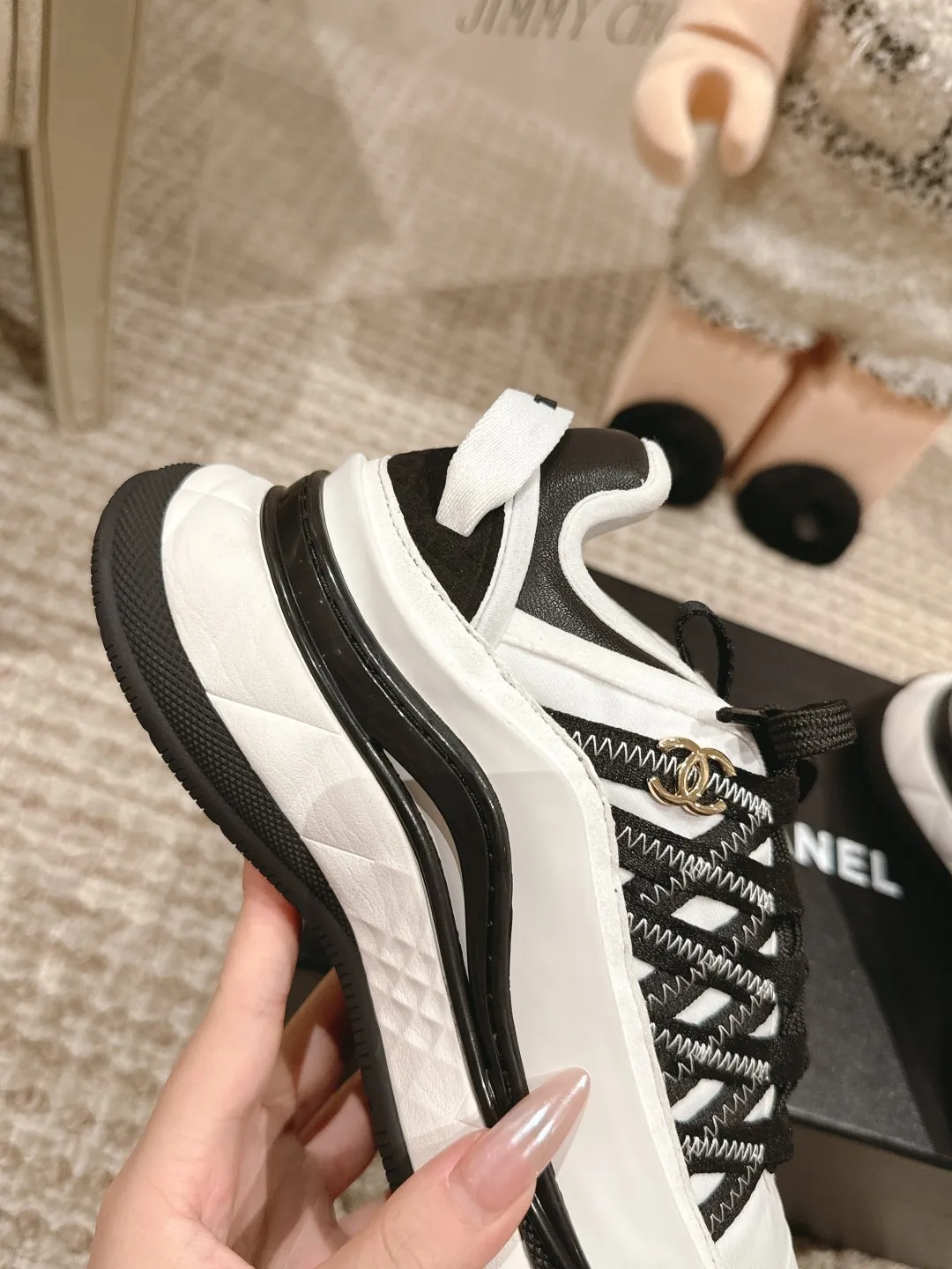 Factory price: 640💰Chanel Chanel dad shoes, for men and women - top casual sports shoes in the counter. This classic design; the upper is electro-embroidered with a variety of techniques; the outsole is fashionable and sporty; it is unusual to incorporate a variety of color matching elements... The diversified mix and match is very good-looking and versatile, and can be used for leisure, fashion, sports and outdoor... ꫛꫀꪝ Go➫ Material: ❶Upper used: Original imported first-layer silk cowhide + original waterproof cloth + original first-layer cowhide ❷Inner lining: original sheep lining ❸Outsole based on: original T men's shoes 💰U combination outsole Counter boutique packaging complete set for women, code number: 35–41 (customized 40, 41)